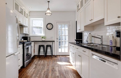 Trinity - Bellwoods House | 258 Crawford St #1 (main floor) · Chic Home near DWTN Old Toronto w/deck area & WFH