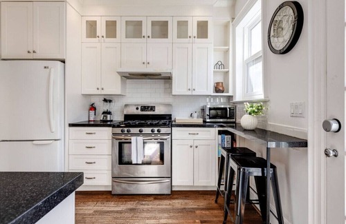 Trinity - Bellwoods House | 258 Crawford St #1 (main floor) · Chic Home near DWTN Old Toronto w/deck area & WFH
