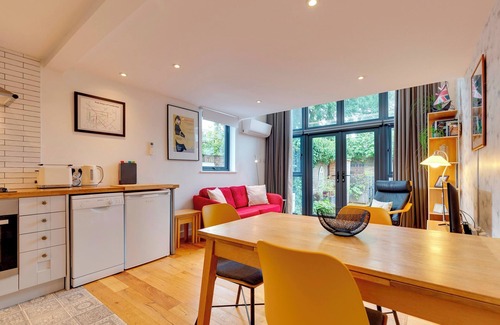 Cambridge City Centre House | 25A City Road · Luxury City centre townhouse with courtyard| Pass the Keys