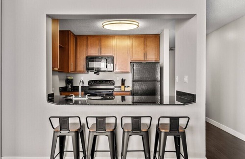 Downtown Minneapolis Apartment | 25th Floor Sky Suite Unit 2501, Downtown, Pool, Gym, Parking 2501