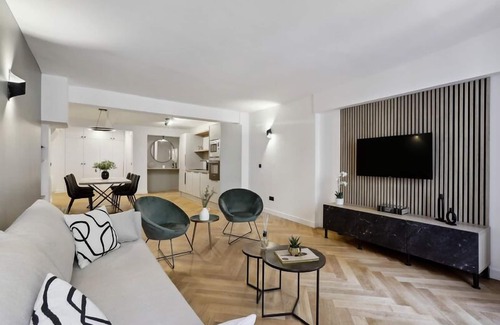 Strasbourg -Saint-Denis Apartment | 266 Suite Montefiore Superb apartment in Paris.