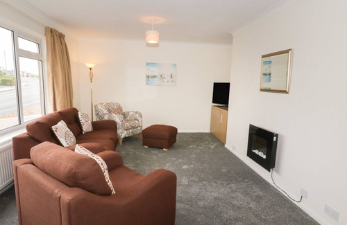 Rhyd-y-foel Cottage | 27 LON FFAWYDD, family friendly, with a garden in Abergele