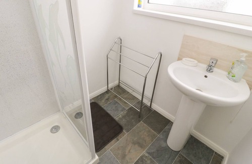 Rhyd-y-foel Cottage | 27 LON FFAWYDD, family friendly, with a garden in Abergele