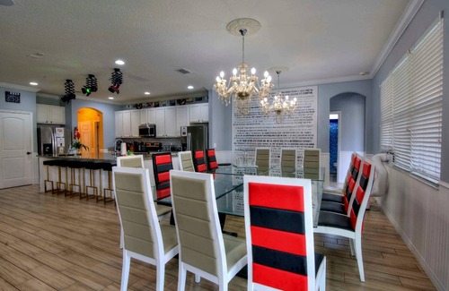 Loughman House | 28-bedroom Global Hollywood, sleeps 70