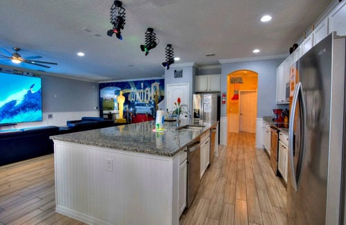 Loughman House | 28-bedroom Global Hollywood, sleeps 70