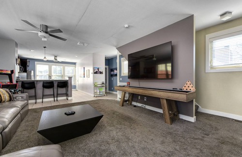 Edgewater House | 2800sqft Rooftop Home W/Skyline Views+80 in tv, Darts, Shuffleboard and more!