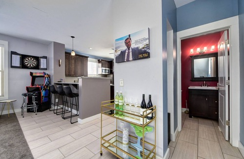 Edgewater House | 2800sqft Rooftop Home W/Skyline Views+80 in tv, Darts, Shuffleboard and more!