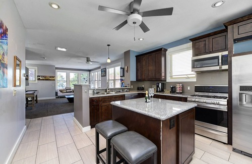 Edgewater House | 2800sqft Rooftop Home W/Skyline Views+80 in tv, Darts, Shuffleboard and more!