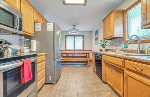 Springfield House | 2805 N Summit Ave · Relax at the Summit - 3bd, 2b