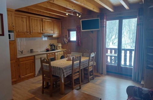 Valloire Apartment | 280m from ski slopes, 3rd floor, balcony, parking, tv, ski locker, 48m², Valloire