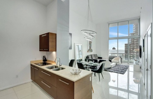 Downtown Miami Condo | 28th Floor Icon Brickell Oasis with City Views