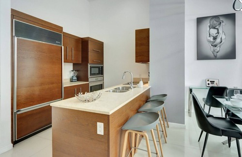 Downtown Miami Condo | 28th Floor Icon Brickell Oasis with City Views