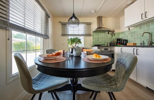Oisterwijk Ski Chalet | 29, Natuurlijk gelegen nabij Efteling en Beekse Bergen, Airco & Privé parkeren inbegrepen!