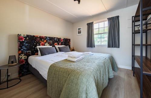 Oisterwijk Ski Chalet | 29, Natuurlijk gelegen nabij Efteling en Beekse Bergen, Airco & Privé parkeren inbegrepen!