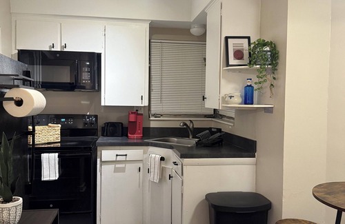 North Orange House | 2ba/1bd - College Park, Orlando. Minutes from ORMC & Advent Health Hospitals