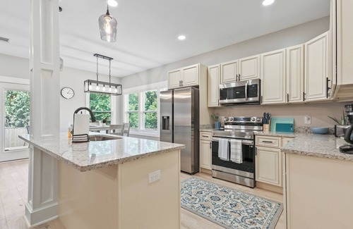 Midtown House | 2bd/1ba Cottage * Renovated * Dogs Welcome * Cottage in Savannah * 30+ day stay