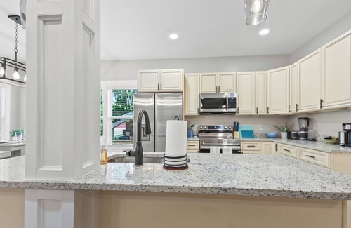 Midtown House | 2bd/1ba Cottage * Renovated * Dogs Welcome * Cottage in Savannah * 30+ day stay