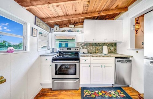 Del-Ida Park Historic District House | 2BD/2BTH Historic Florida Home walk to the action!