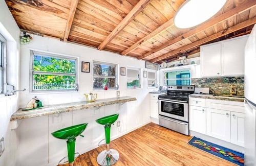 Del-Ida Park Historic District House | 2BD/2BTH Historic Florida Home walk to the action!
