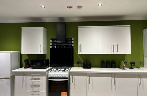 Liberton Apartment | 2BD | Ocean Terminal | Tram to Airport | Sleeps 4