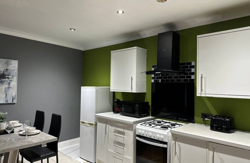 Liberton Apartment | 2BD | Ocean Terminal | Tram to Airport | Sleeps 4