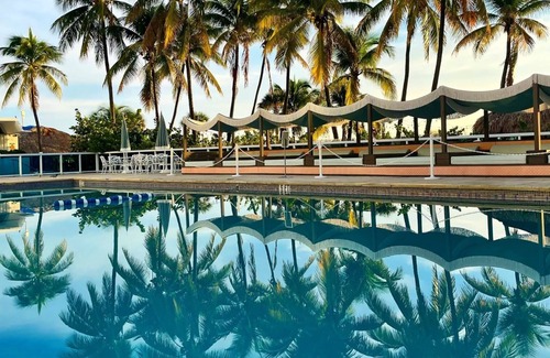 Mid Beach House | 2bd Oceanfront Master Ste OceanView w/balcony, Pool, nearby dining, beach access