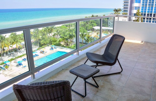 Miami Beach Apartment | 2bd Oceanfront Master Ste OceanView w/balcony, Pool, nearby dining, beach access