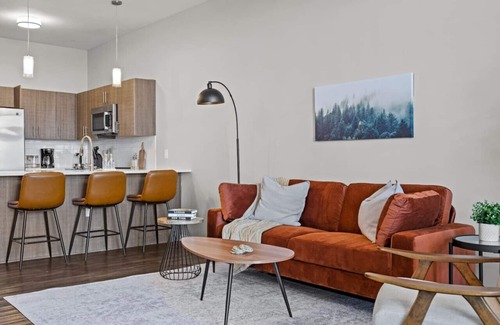 Broadway Gillham Apartment | 2Bed/2Bath With Open Kitchen & WiFi in Kansas City