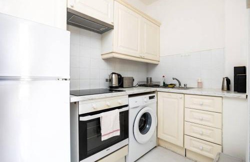 City Centre Dublin Apartment | 2Bed Flat With Private Balcony and Fireplace