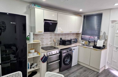 Rowley Regis Apartment | 2Bedrooms, 4Beds Cosy Family Home, Free Wi-Fi, Street Parking