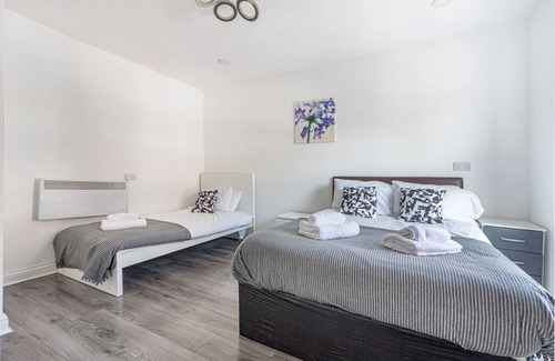 Rowley Regis Apartment | 2Bedrooms, 4Beds Cosy Family Home, Free Wi-Fi, Street Parking