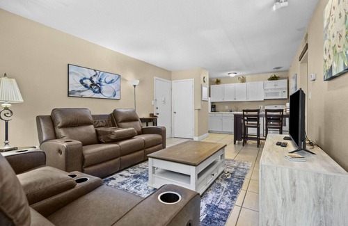 Gainesville Condo | 2BR/1B Walk to Shands and UF Campus, Desk, Pool!