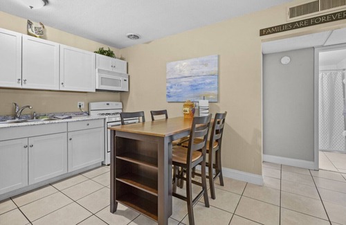 Gainesville Condo | 2BR/1B Walk to Shands and UF Campus, Desk, Pool!