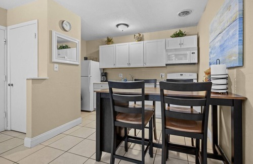 Gainesville Condo | 2BR/1B Walk to Shands and UF Campus, Desk, Pool!