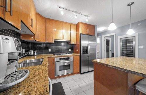 Downtown Vancouver Condo | 2br/2ba/2den Condo, Views, Pool, Gym@1200sqft