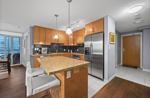Downtown Vancouver Condo | 2br/2ba/2den Condo, Views, Pool, Gym@1200sqft