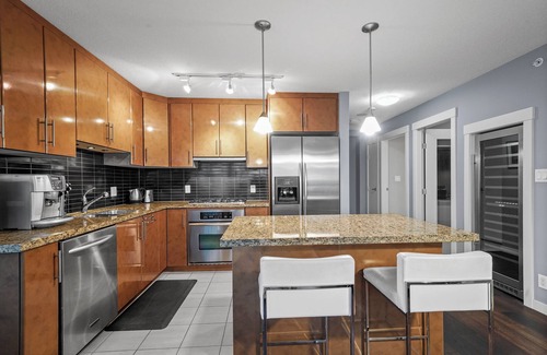 Downtown Vancouver Condo | 2br/2ba/2den Condo, Views, Pool, Gym@1200sqft
