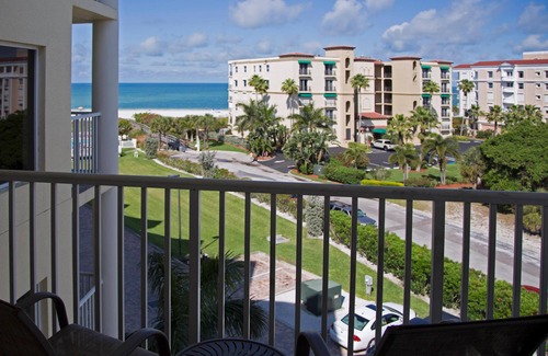 Treasure Island Condo | 2BR/2BA Beach Condo: Couples' Retreat