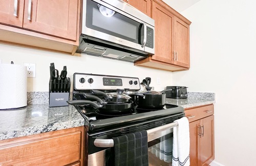 West Philadelphia Apartment | 2BR/2BA Deluxe Gem. Prime Location. Mere 17mins to PHL Airport