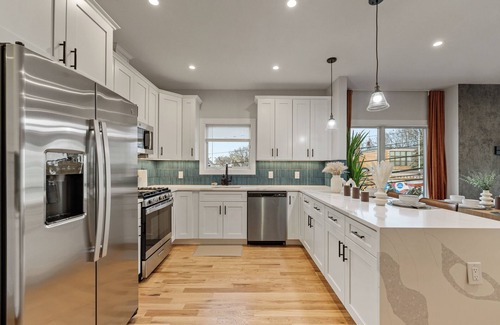 Kearny Apartment | 2br 3ba 2King bd, 3 Car Parking+Bonus area w/Qn bd