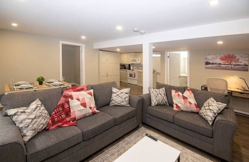 Kitchener House | 2BR+AC+Wi-fi+Kitchen+Washer+Dryer+FreePrkng+Pet