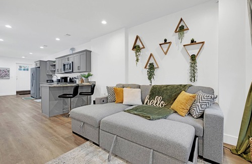 Oakland Apartment | 2BR Brownstone 7-minutes to Event Centers, Downtown, & Beach