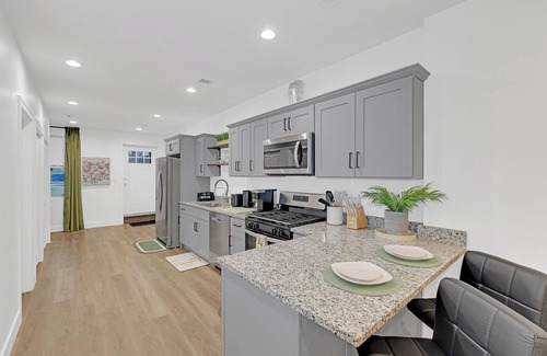 Oakland Apartment | 2BR Brownstone 7-minutes to Event Centers, Downtown, & Beach