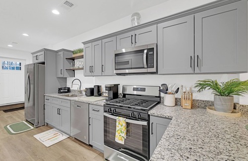 Oakland Apartment | 2BR Brownstone 7-minutes to Event Centers, Downtown, & Beach