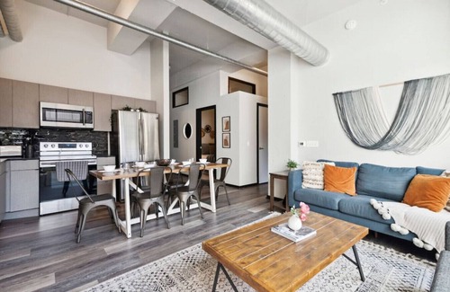 Fairmount Apartment | 2BR, Central Location, Gym, Game Room, Rooftop