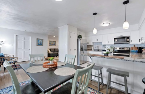 Chic's Beach Apartment | 2BR Chic’s Beach Gem Walk to Shore Dogs OK