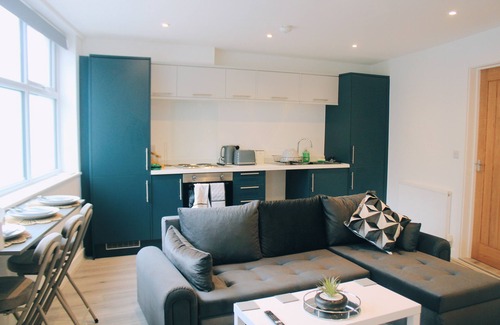 Woodthorpe Apartment | 2BR City Centre Flat - Sleeps 7 - Parking - Near Arena