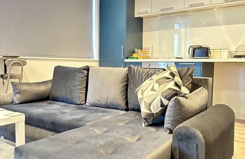 Woodthorpe Apartment | 2BR City Centre Flat - Sleeps 7 - Parking - Near Arena