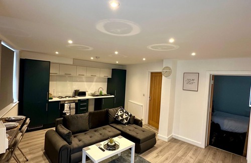 Woodthorpe Apartment | 2BR City Centre Flat - Sleeps 7 - Parking - Near Arena