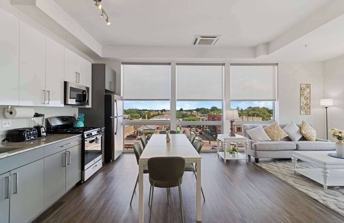 Palmer Square Apartment | 2BR City Loft Amazing Glass Views